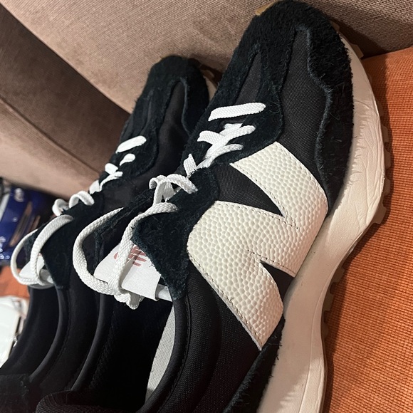 New Balance327 Sneaker Suede Leather upper Retro and Modern Look Black White 7.5 - Picture 9 of 15